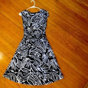 Enfocus 6 Black White Floral Scoop Fit  Cap Sleeve